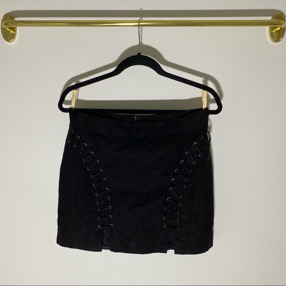 Forever 21 Black Mini Skirt - Picture 2 of 6